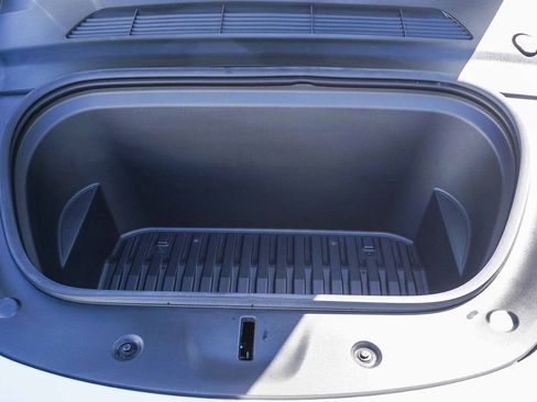 Used 2022 Tesla Model Y Long Range image 27