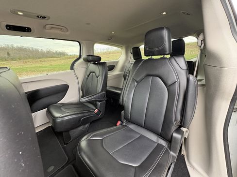 Used 2024 Chrysler Pacifica Touring-L FWD image 19