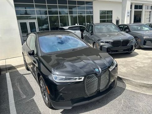Used 2024 BMW iX xDrive50 w/ Premium Package AWD/4WD image 4