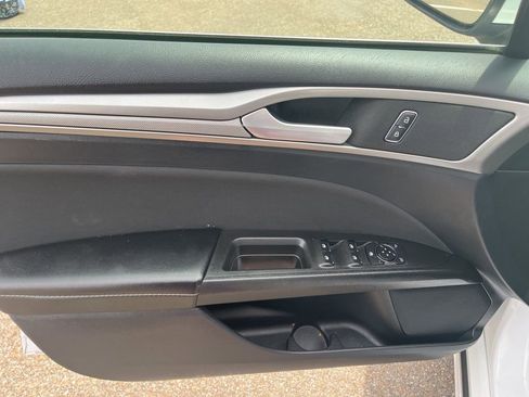 Used 2020 Ford Fusion SE FWD image 15