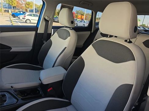 Used 2025 Volkswagen Taos SE image 14