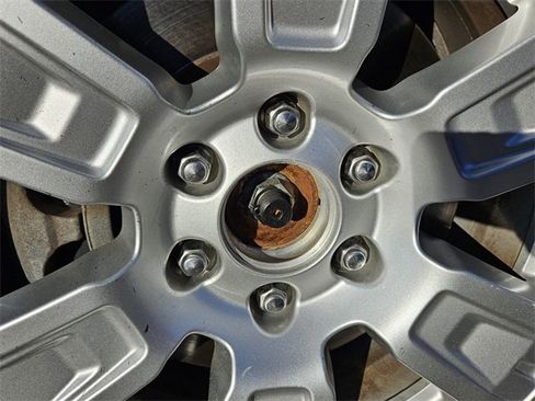 Used 2019 Nissan Titan SV image 17