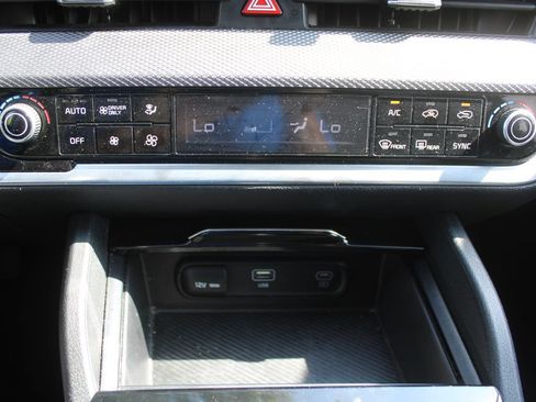 Used 2023 Kia Sportage LX AWD/4WD image 38