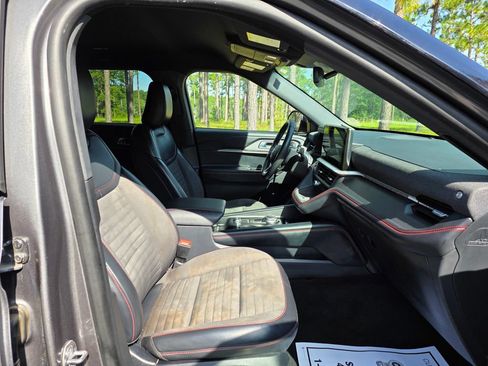 Used 2025 Ford Explorer ST-Line w/ Premium Package RWD image 25