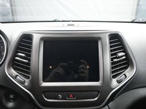 Used 2019 Jeep Cherokee Trailhawk w/ Cold Weather Group AWD/4WD image 12