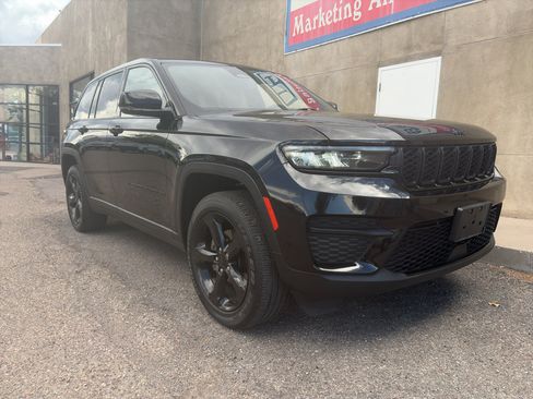 Used 2023 Jeep Grand Cherokee Altitude AWD/4WD image 3