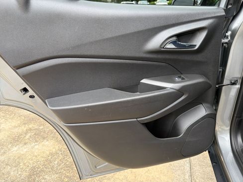 Used 2024 Chevrolet Trax RS FWD image 21