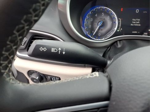 Used 2024 Chrysler Pacifica Touring-L FWD image 18
