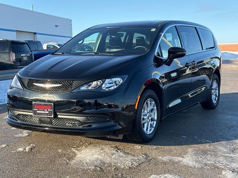 Used 2025 Chrysler Voyager LX image 2