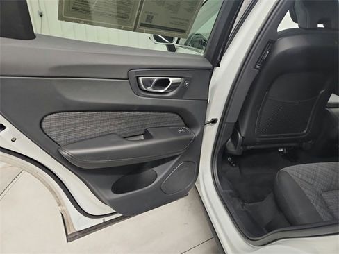 Used 2023 Volvo XC60 B5 Core image 29