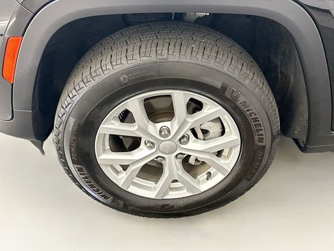 Used 2024 Jeep Grand Cherokee Limited AWD/4WD image 11