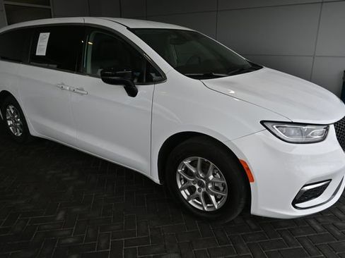 Used 2024 Chrysler Pacifica Touring-L image 7