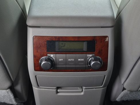 Used 2012 Toyota Highlander Limited w/ Tow Pkg FWD image 18