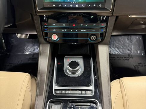 Used 2019 Jaguar F-PACE Prestige AWD/4WD image 3