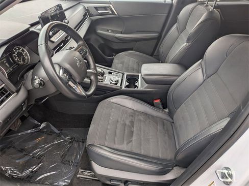 Used 2024 Mitsubishi Outlander SE image 12
