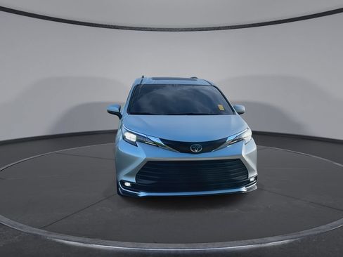 Used 2025 Toyota Sienna XLE FWD image 3
