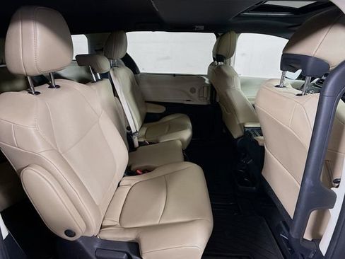 Used 2022 Toyota Sienna XLE image 27