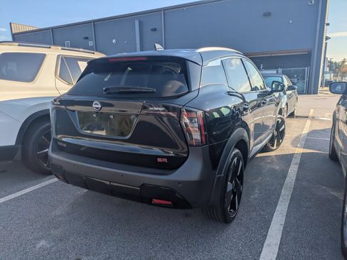 Used 2025 Nissan Kicks SR w/ SR Premium Package FWD image 2