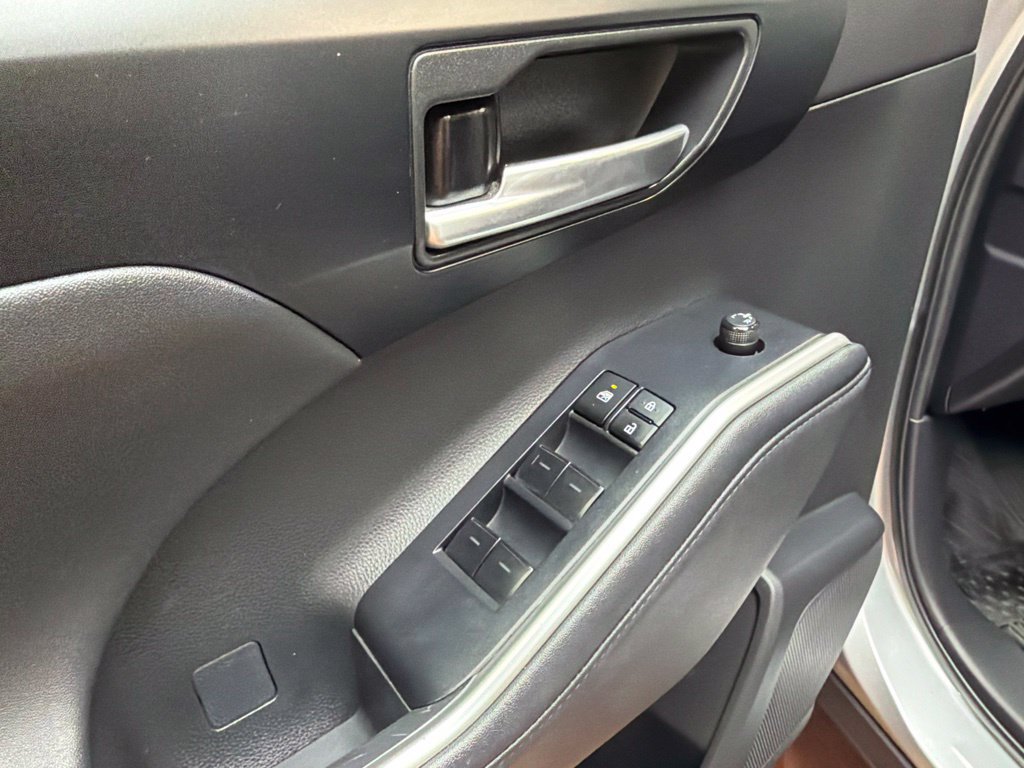Used 2023 Toyota Highlander XLE FWD image 25