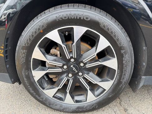 Used 2022 Kia Carnival EX image 16