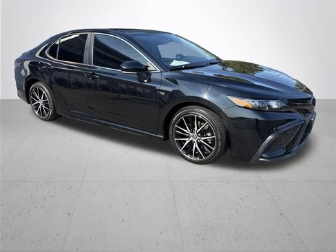 Used 2023 Toyota Camry SE w/ Cold Weather Package FWD image 4