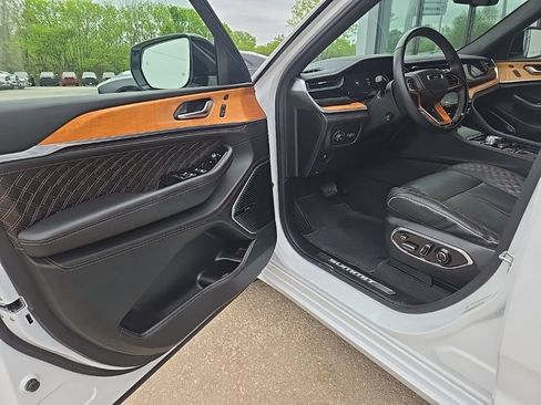 Used 2022 Jeep Grand Cherokee Summit AWD/4WD image 31