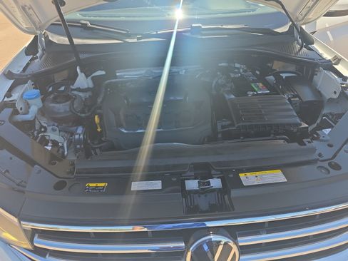 Used 2022 Volkswagen Tiguan SE w/ Panoramic Sunroof Package FWD image 21