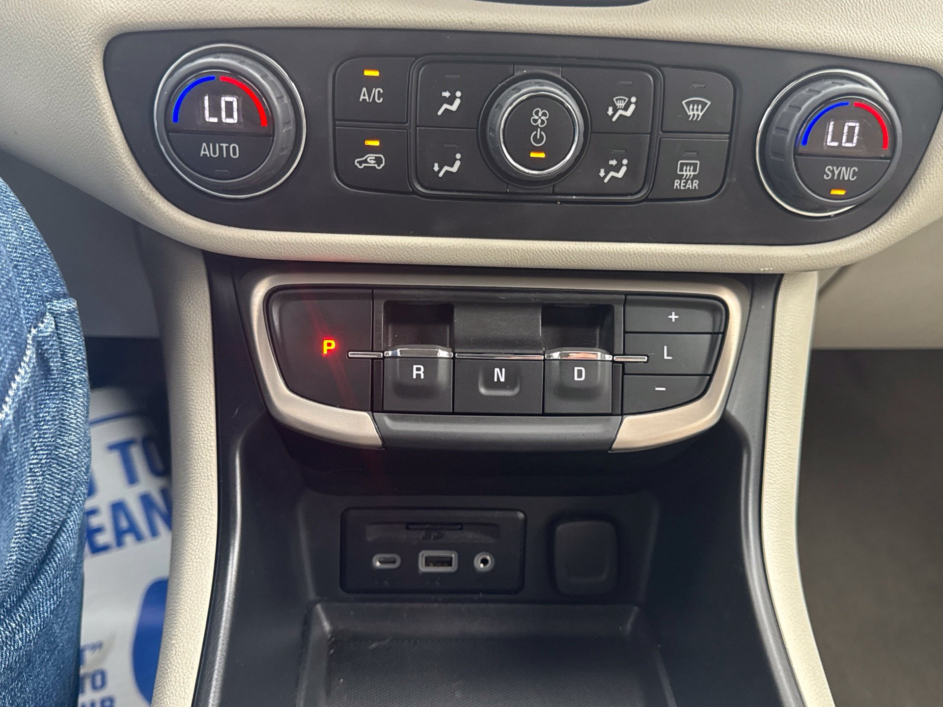 Used 2024 GMC Terrain Denali w/ Denali Premium Package AWD/4WD image 23