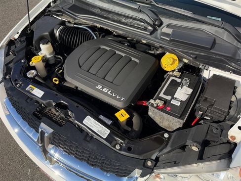 Used 2018 Dodge Grand Caravan SE w/ UConnect Hands-Free Group image 21