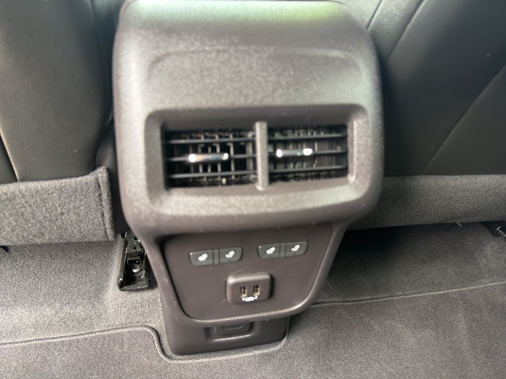 Used 2024 Chevrolet Equinox Premier AWD/4WD image 11