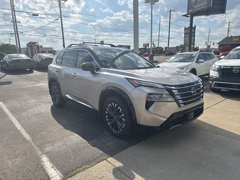 Used 2025 Nissan Rogue Platinum w/ Platinum Premium Package image 16