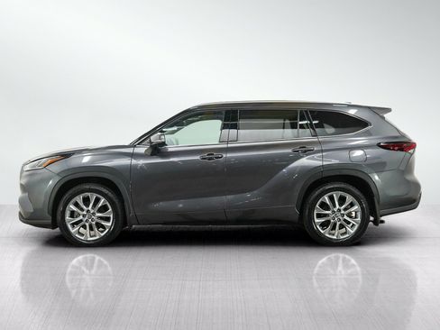 Used 2024 Toyota Highlander Limited AWD/4WD image 2