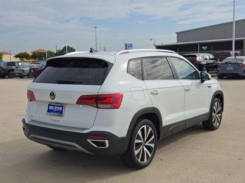 Used 2023 Volkswagen Taos SE w/ Panoramic Sunroof Package FWD image 3