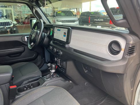 Used 2025 Jeep Gladiator Sport AWD/4WD image 22