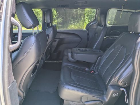 Used 2020 Chrysler Pacifica Touring-L FWD image 12