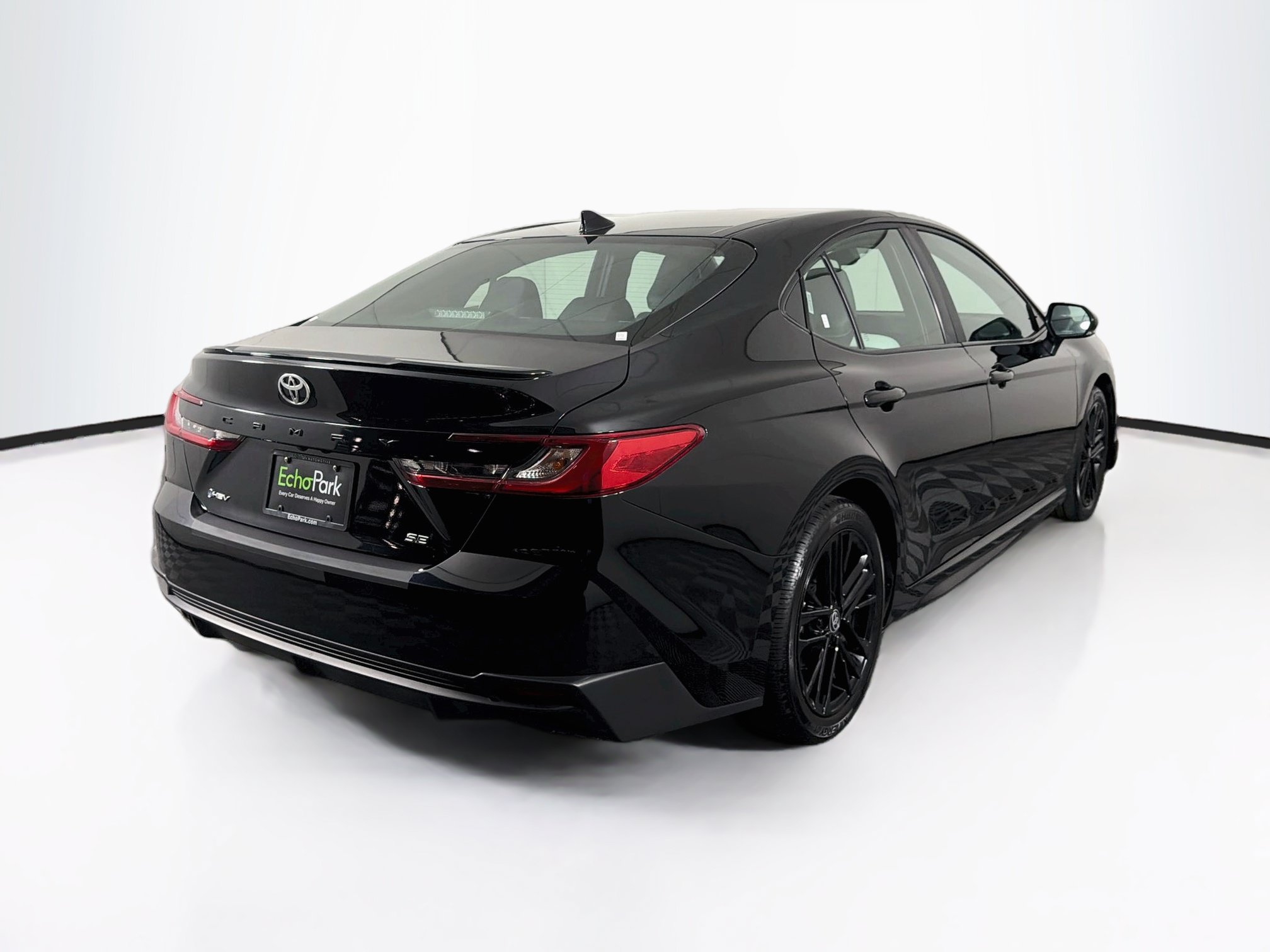 Used 2025 Toyota Camry SE FWD image 9