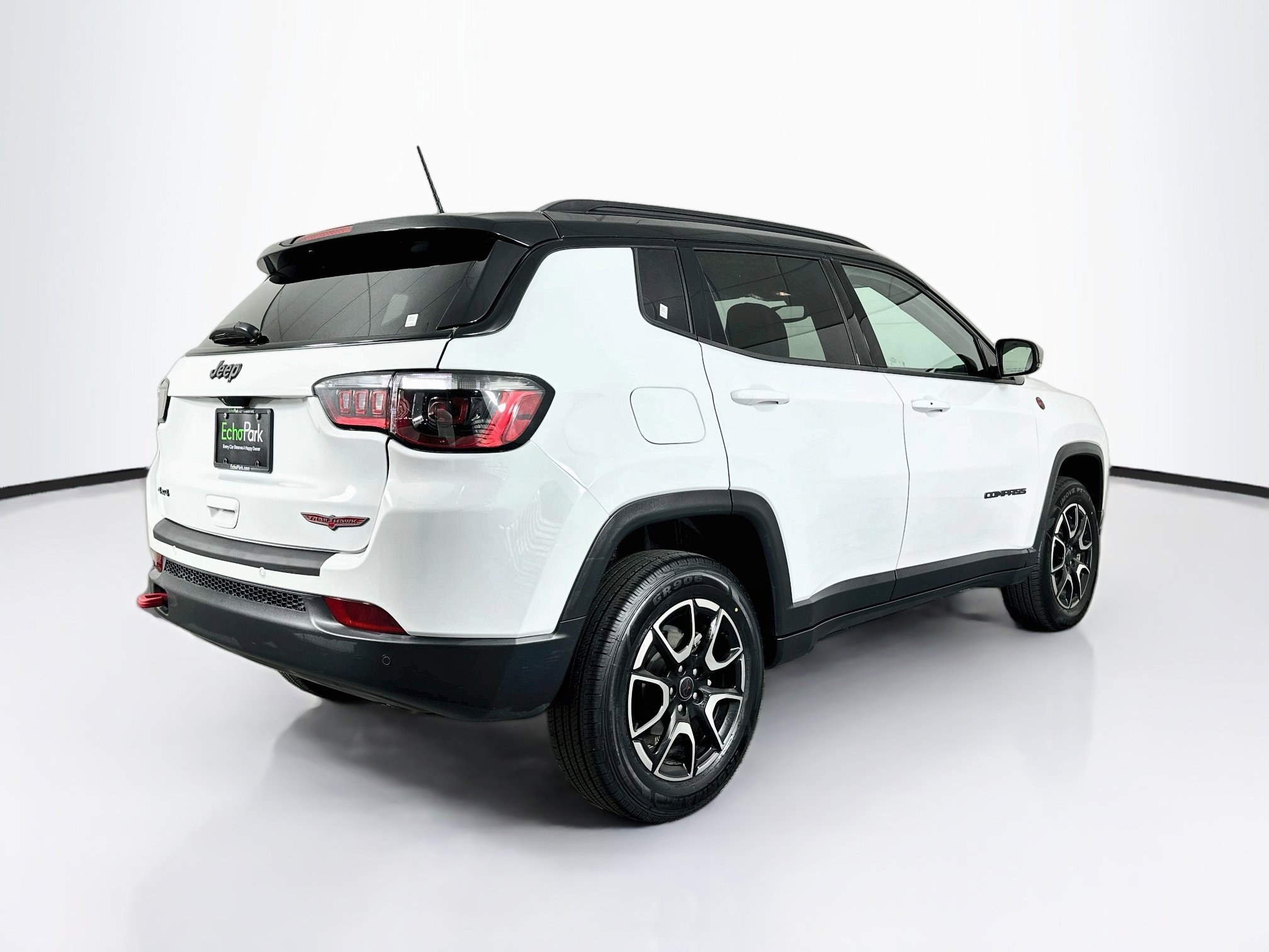 Used 2025 Jeep Compass Trailhawk AWD/4WD image 9