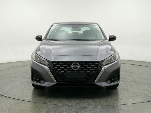 Used 2025 Nissan Altima 2.5 SV FWD image 2
