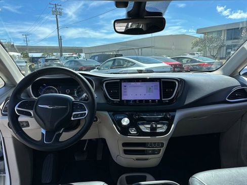 Used 2022 Chrysler Pacifica Touring-L FWD image 14