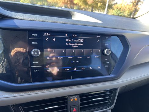 Certified 2024 Volkswagen Taos SE w/ Panoramic Sunroof Package image 22