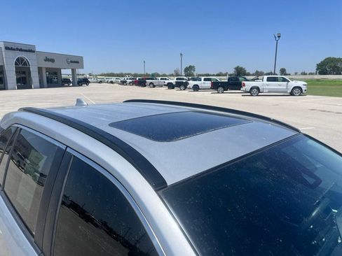 Used 2021 Toyota RAV4 XLE w/ Convenience Package FWD image 11