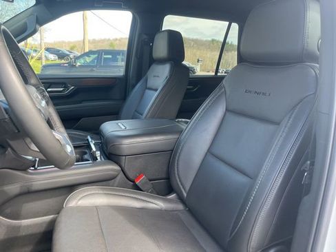Used 2025 GMC Yukon Denali image 12