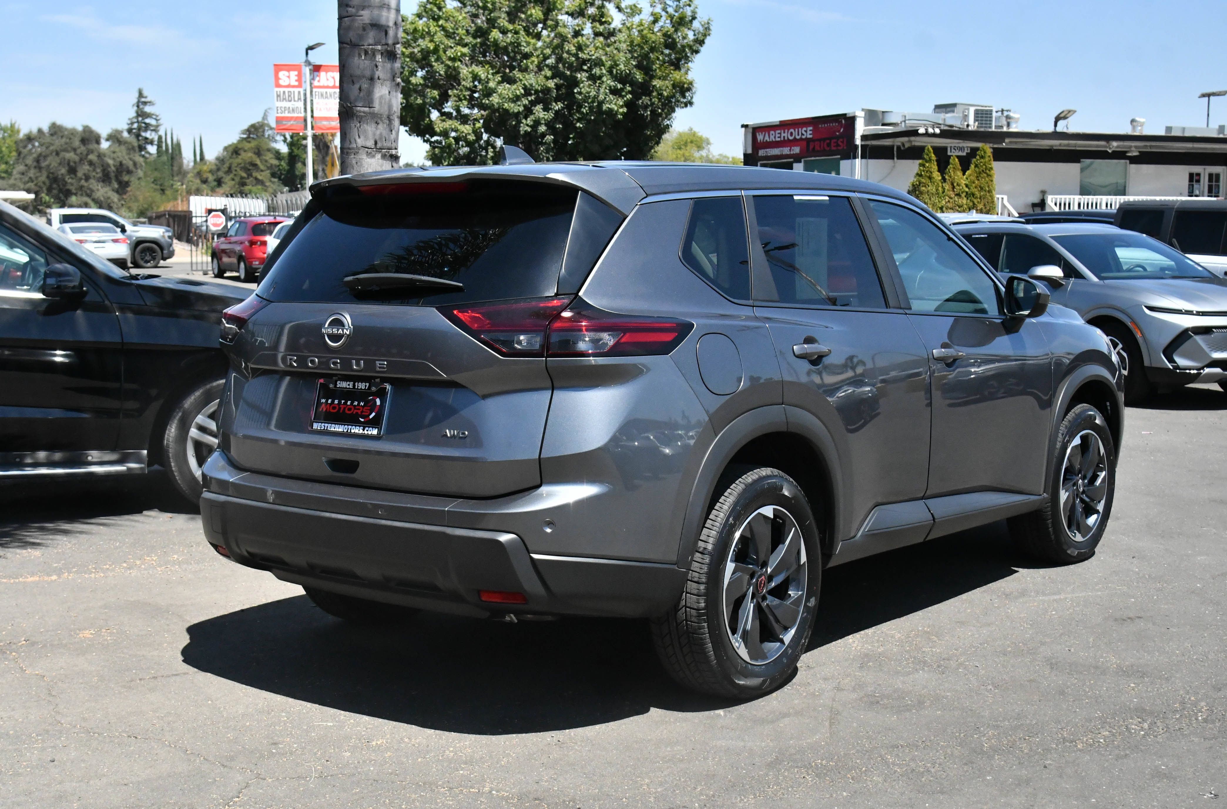 Used 2025 Nissan Rogue SV AWD/4WD image 8