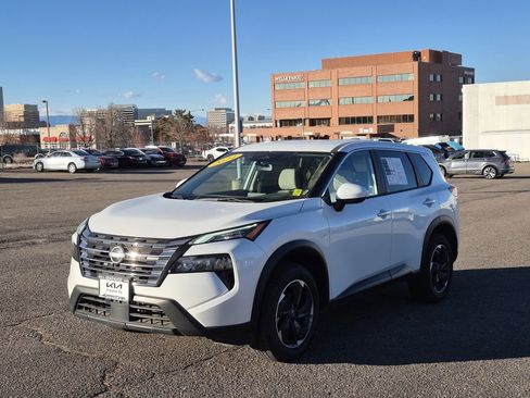 Used 2024 Nissan Rogue SV image 4