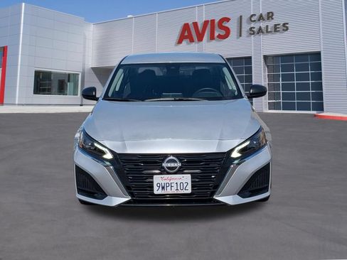 Used 2025 Nissan Altima 2.5 SV FWD image 2