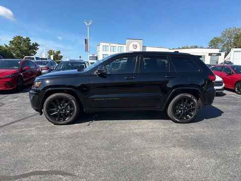 Used 2018 Jeep Grand Cherokee Altitude RWD image 3
