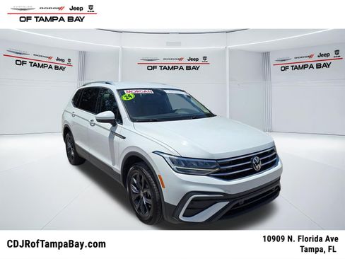 Used 2024 Volkswagen Tiguan SE FWD image 1
