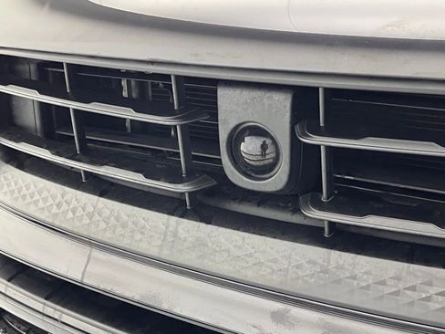 Used 2025 Porsche Macan image 48