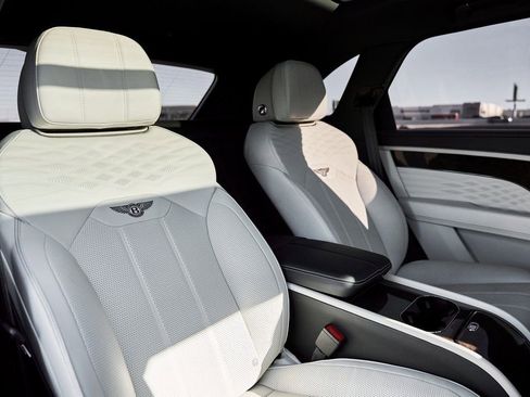 Used 2023 Bentley Bentayga Extended Wheelbase AWD/4WD image 43