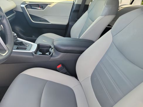 Used 2019 Toyota RAV4 XLE Premium FWD image 20